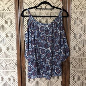 Off-the-shoulder, quarter cut sleeve blouse